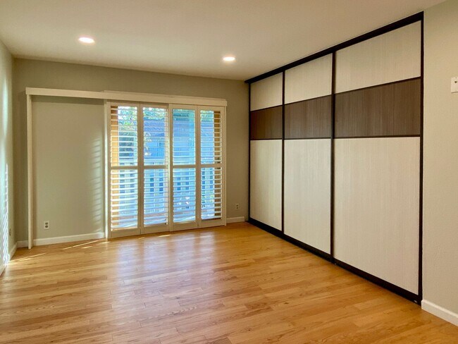 Foto del edificio - Remodeled 2 Bedroom 2 Bath Townhome in Des...