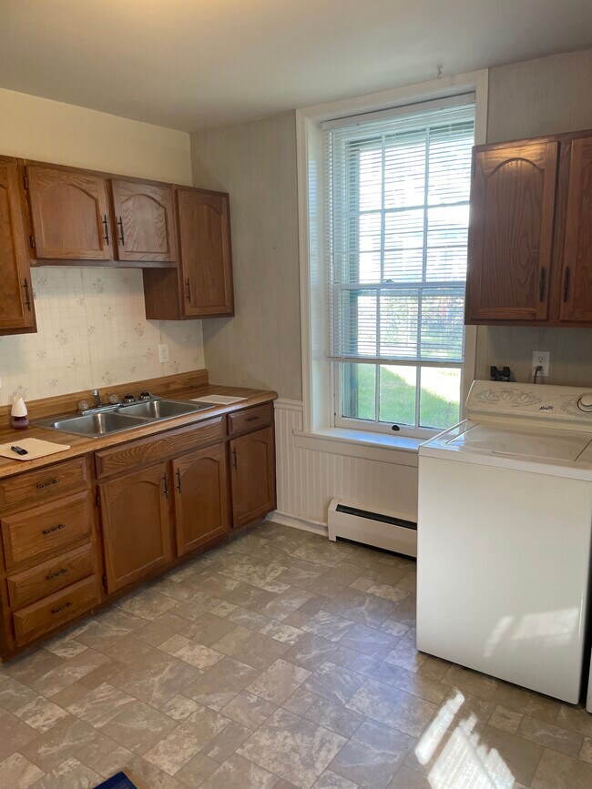 Building Photo - 107 E 2nd St