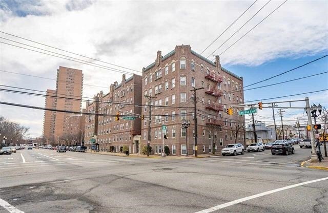 Primary Photo - 5915 Boulevard E