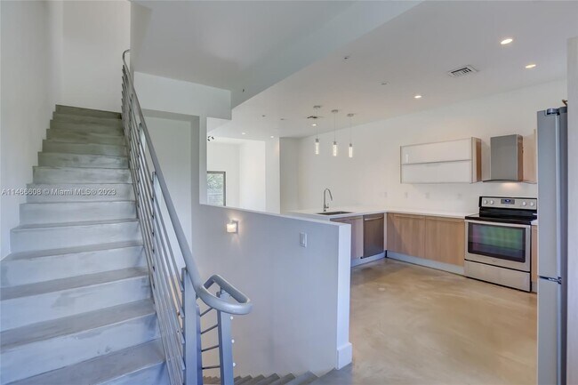 Building Photo - 406 SE 1st Ct