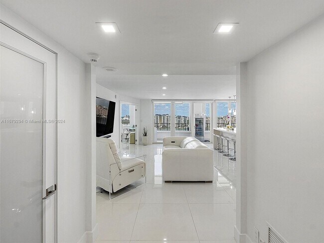 Building Photo - 550 S Ocean Blvd