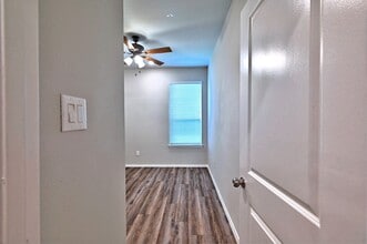 Building Photo - 11552 Persimmon St