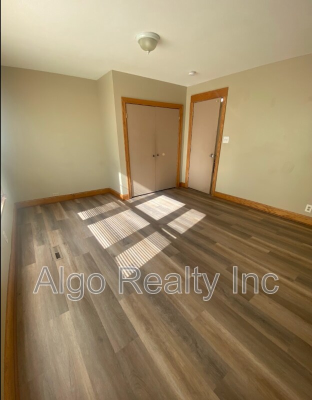 Building Photo - 1422 N Girard Ave