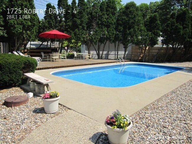 Building Photo - Two Bedroom Apt with Pool and Garage