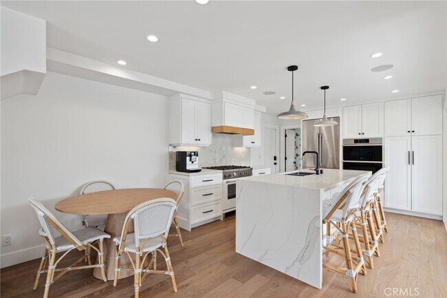 Foto del edificio - 300 Coral Ave