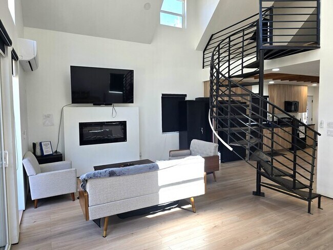 Foto del edificio - Newer Modern-Style 2 Bed / 2 Bath + Loft