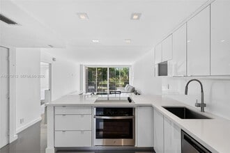 Building Photo - 3301 N Country Club Dr