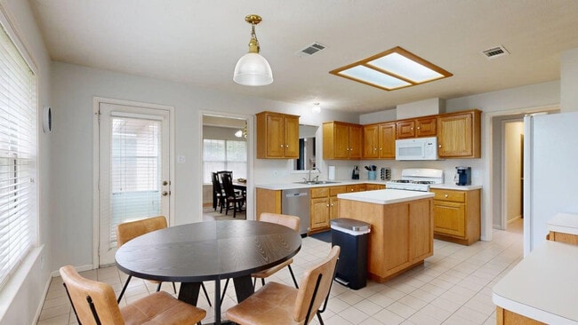 Foto del edificio - 701 Summerglen Dr