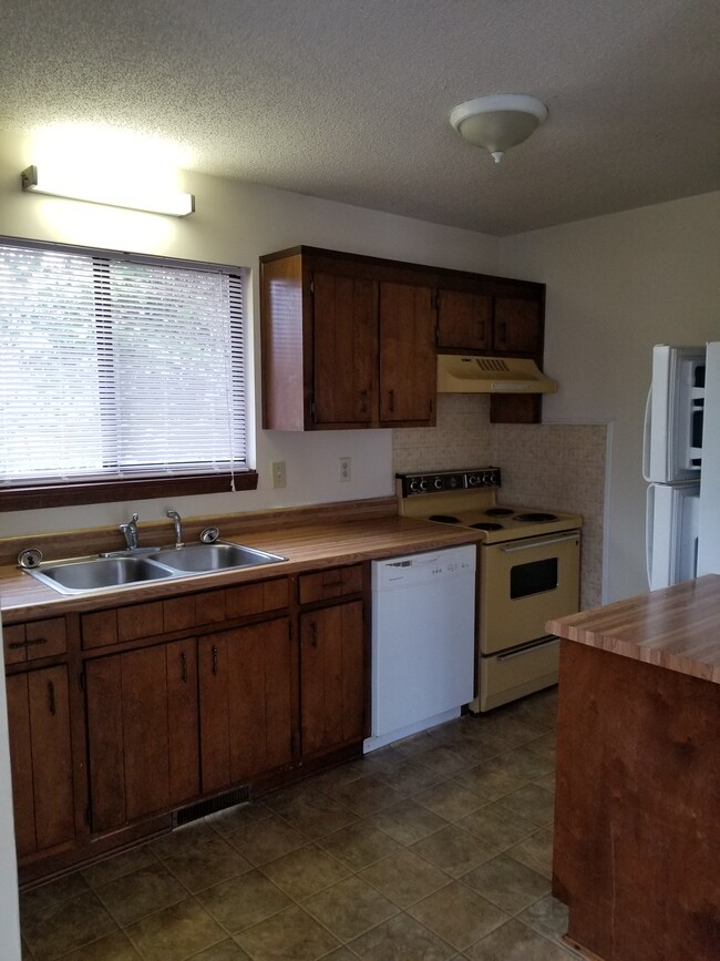 Kitchen - 105 Clemson View Dr