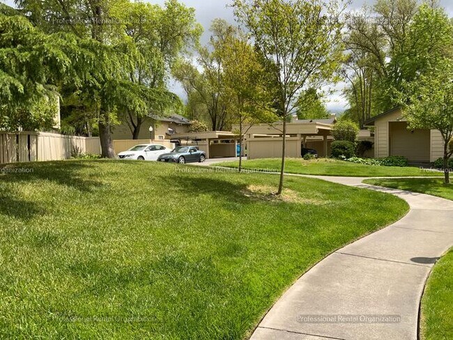 Foto del edificio - Single level condo in one of the nicest developments in Bennett Valley