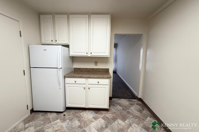 Building Photo - Bright and Updated 1 Bedroom Home with Pri...