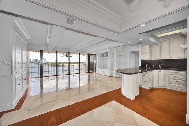 Foto del edificio - 1 Grove Isle Dr