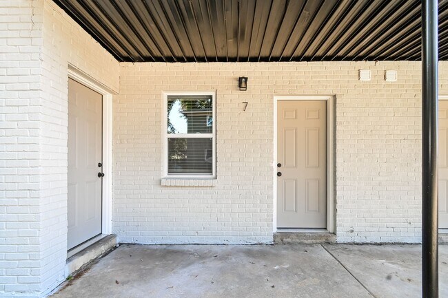 Building Photo - Seventh Street Apts (1018)