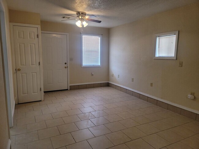 Foto del edificio - 1 Bedroom House for Rent
