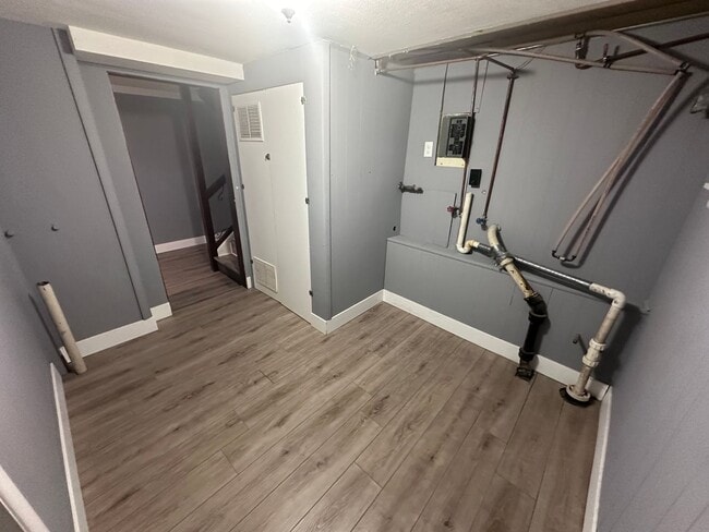 Building Photo - $1495 - 3 bedroom/ 1.5 bathroom - Beautifu...