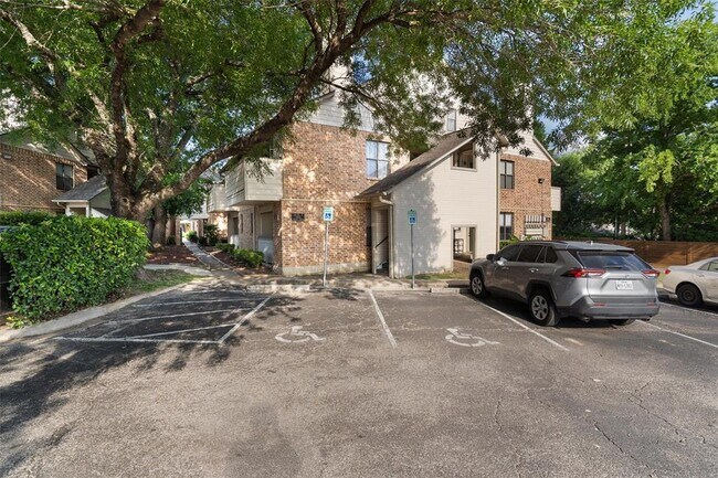 Foto del edificio - 2500 Burleson Rd