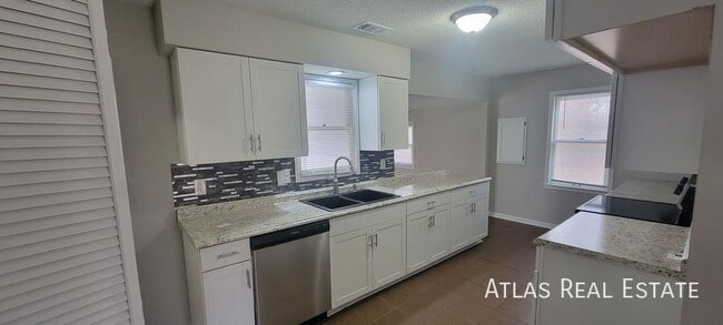 Building Photo - 519 S 81 St