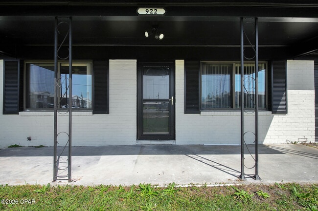 Building Photo - 922 Everitt Ave