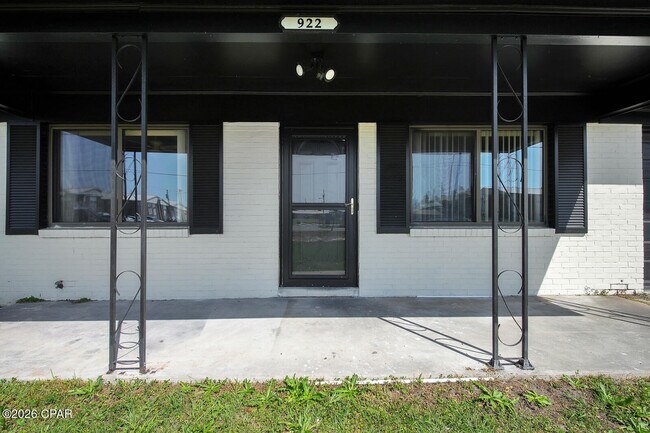 Foto del edificio - 922 Everitt Ave