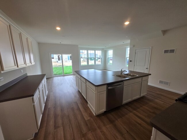 Building Photo - 5931 Hawkweed Dr