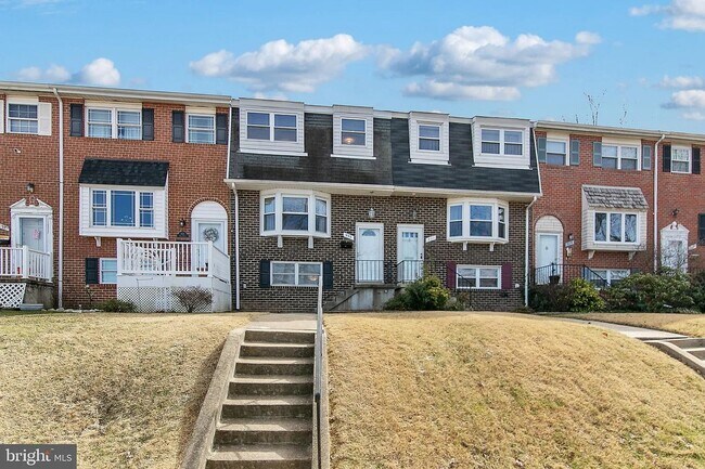 Building Photo - 933 Elm Rd