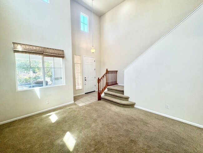 Foto del edificio - Lovely 2 Story Home In East Woodland In Great Location