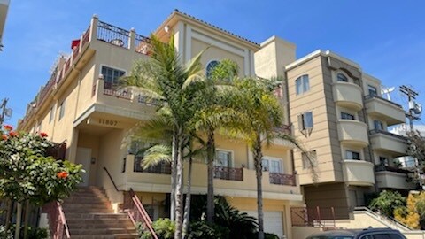 2001 Classy building - 11807 Dorothy St