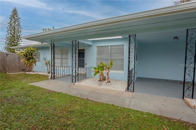 Building Photo - 2476 Del Rio Way
