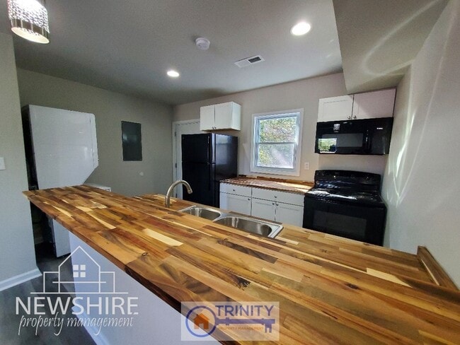 Foto del edificio - Townhome! Hampton Avenue Apartments — Comfortable Greenville Living Close to Everything