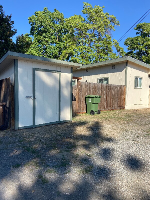 Building Photo - 414 E Sanson Ave