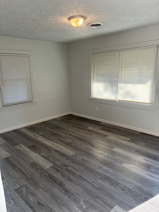 Building Photo - Newly remodeled home in Louisville KY