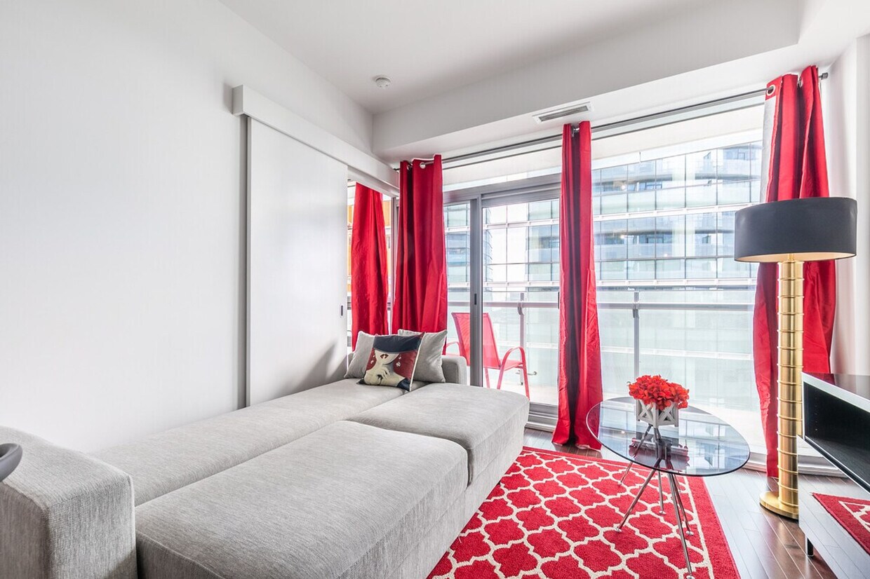 Photo principale - 127 Bremner Blvd