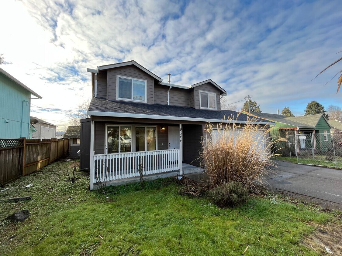 Primary Photo - Stunning 3 Bed, 2.5 Bath House in SE Portl...