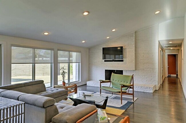 Building Photo - 3427 St Cloud Cir