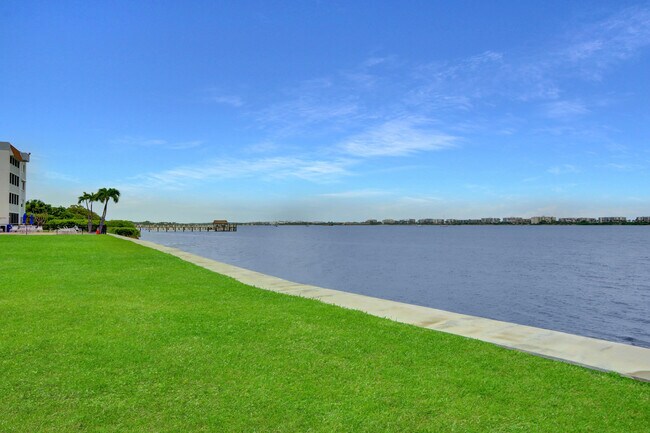 Building Photo - 1516 S Lakeside Dr