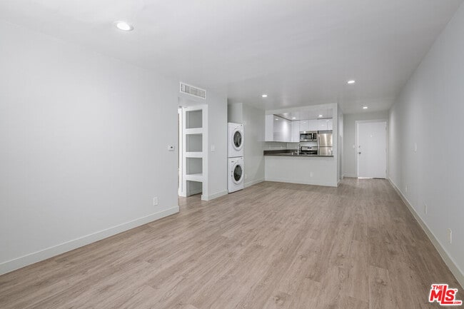 Building Photo - 1535 N Kenmore Ave