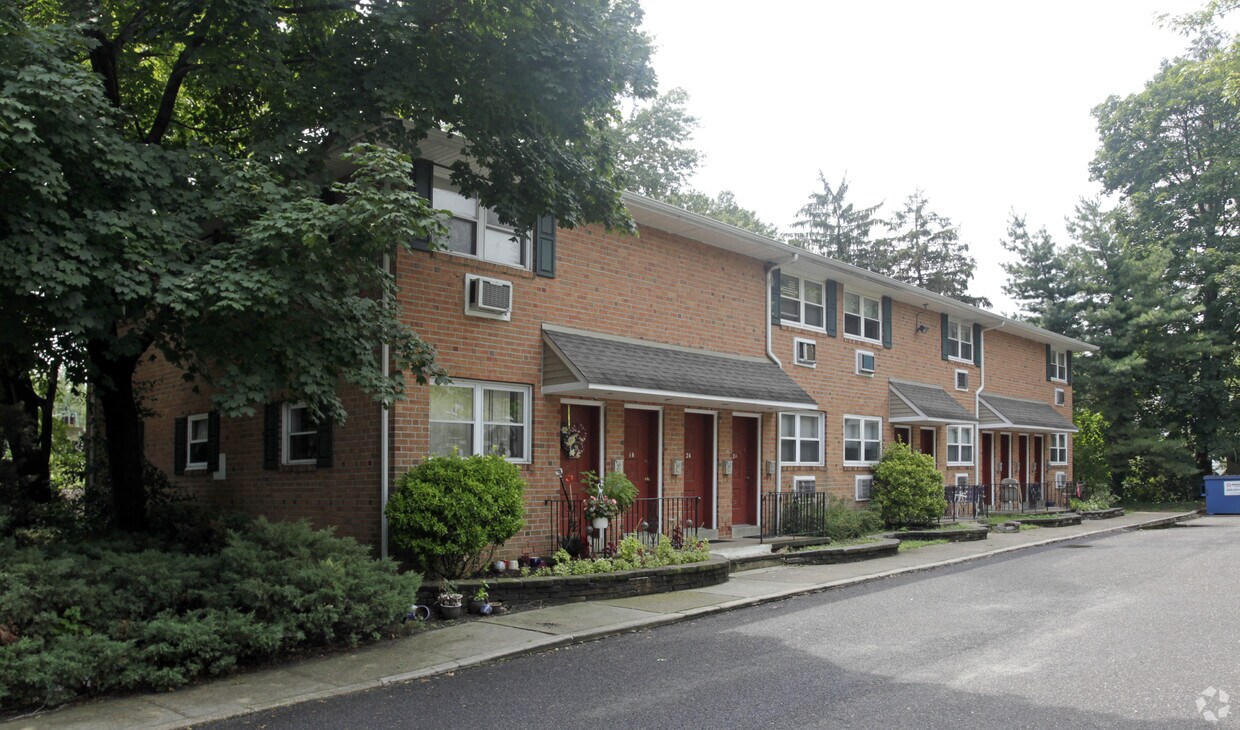 Building Photo - 25 W Linden Ave