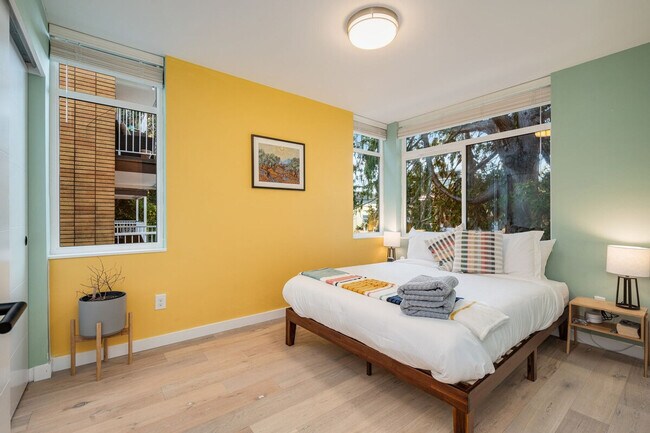 Foto del edificio - 673 Belmont Pl E