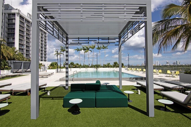 Foto del edificio - 1770 S Young Cir