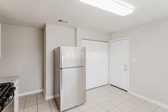 Building Photo - NOW OFFERING $250 OFF FIRST FULL MONTH IF ...