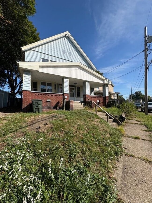 Building Photo - 915 Highland Rd NE