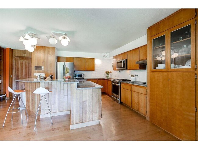 Building Photo - 930 Maplecrest Dr
