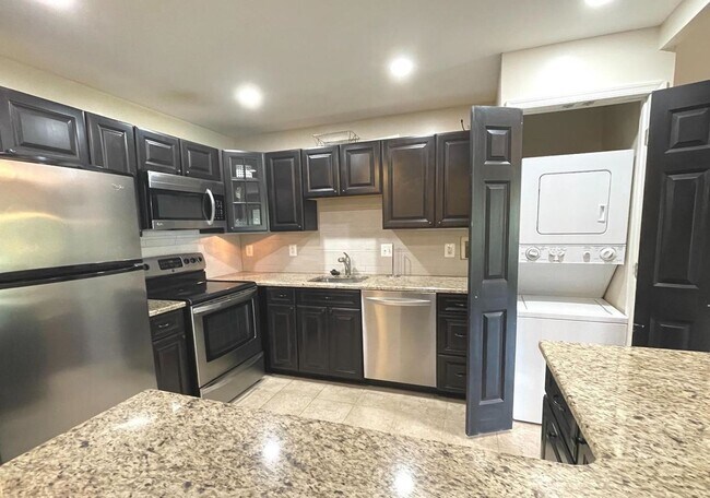 Foto del edificio - Beautiful 2BR 2BA top floor condo located ...