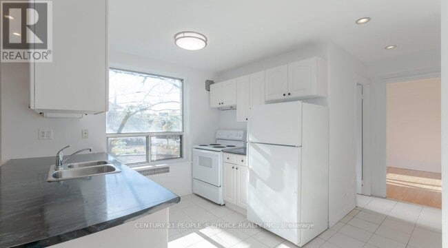 Building Photo - 869 Avenue Rd