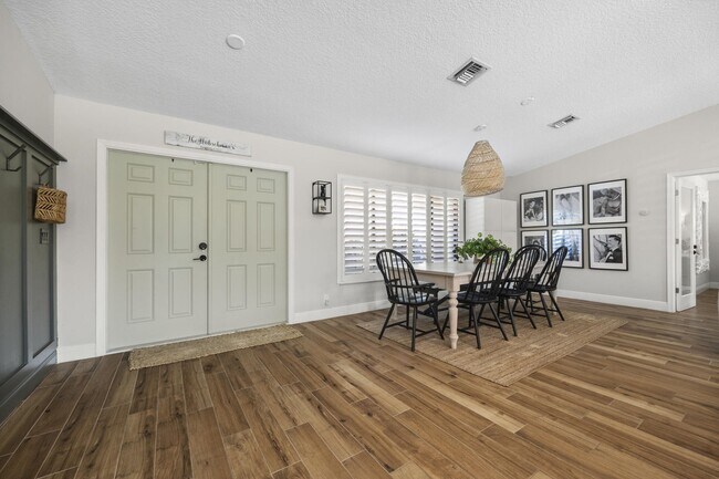 Building Photo - 822 Azure Ave