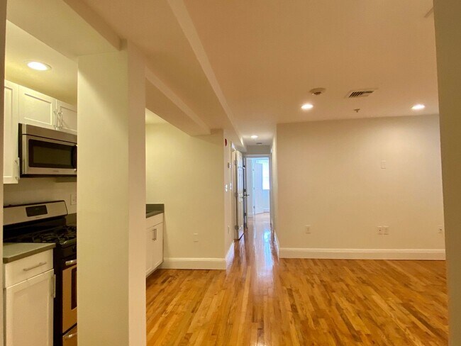 Building Photo - Nicely renovated 2 bed 1.5 bath in a prime location!