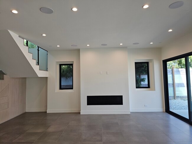 Building Photo - 2825 Virginia Ave