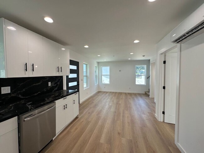 Foto del edificio - Brand new 2-bedroom 2-bathroom designed fo...
