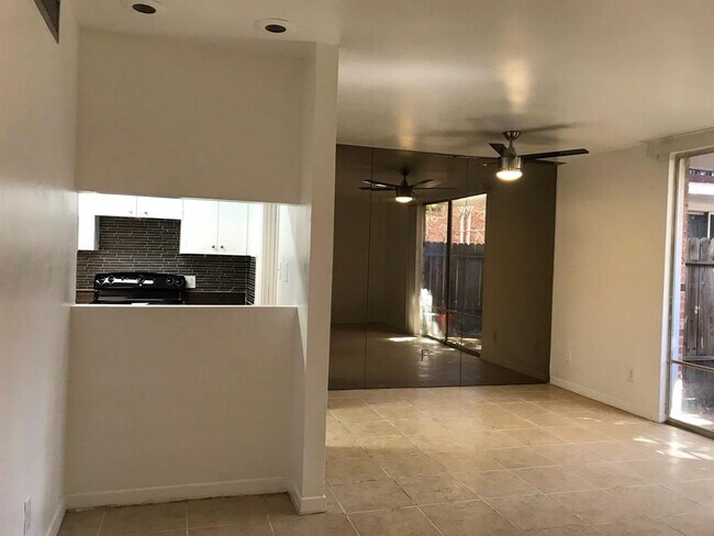 Building Photo - 2824 Briarhurst Dr