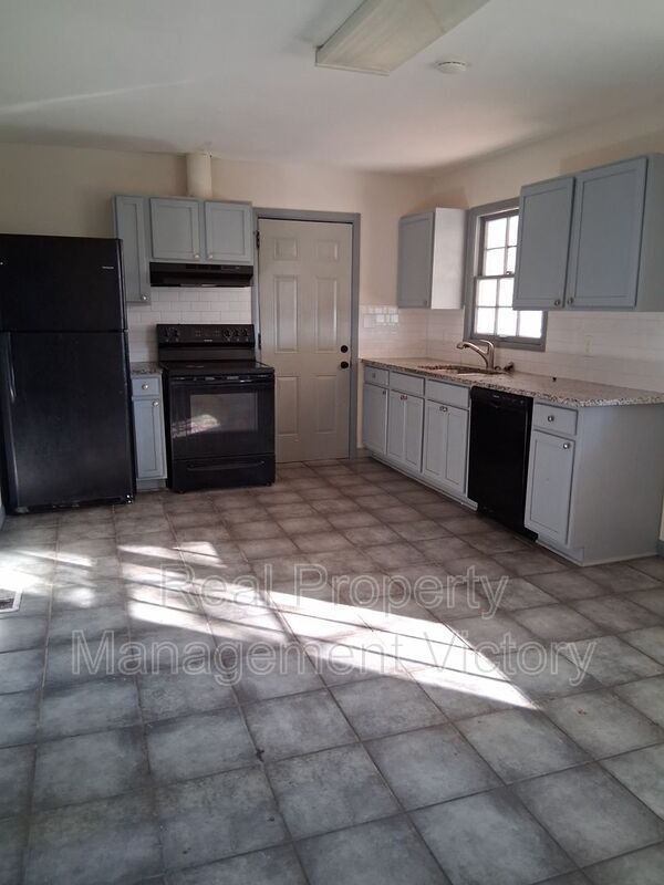 Building Photo - 213 Rose Dr